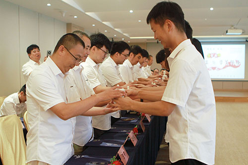 學(xué)員敬茶2.jpg 學(xué)員敬茶2.jpg