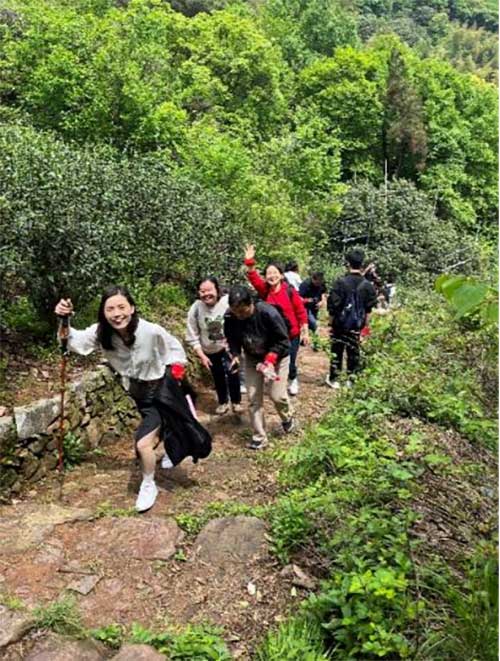 圖片2.jpg 【登山望湖 走進(jìn)春天】上海創(chuàng)力集團(tuán)開展2024年山野徒步活動(dòng)(圖3)