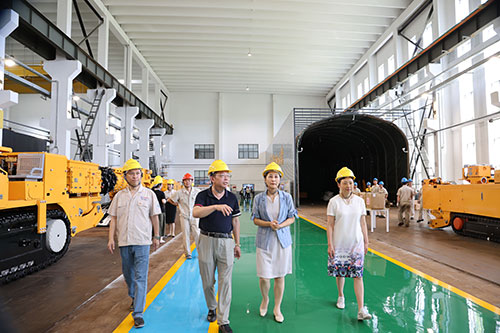 夏日送清涼 | 青浦區(qū)總工會領(lǐng)導赴上海創(chuàng)力集團開展高溫慰問活動(圖2) 夏日送清涼 | 青浦區(qū)總工會領(lǐng)導赴上海創(chuàng)力集團開展高溫慰問活動(圖2)