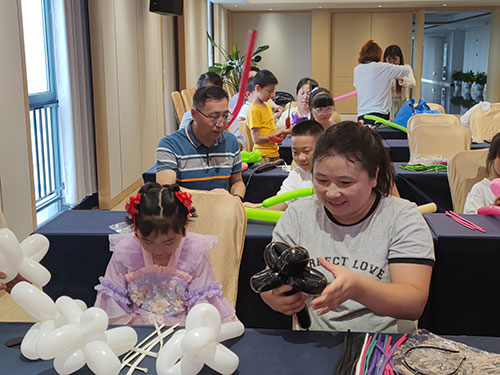 過程4.jpg 【月滿華誕 匠心傳情】創(chuàng)力集團(tuán)舉辦“團(tuán)圓慶華誕”親子活動(dòng)?(圖5)