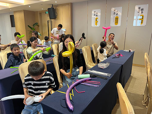 過程2.jpg 【月滿華誕 匠心傳情】創(chuàng)力集團(tuán)舉辦“團(tuán)圓慶華誕”親子活動(dòng)?(圖3)